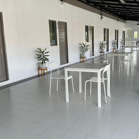 Juni House Chumphon Acomodação com café da manhã Exterior foto