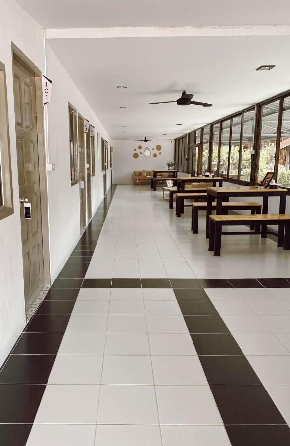 Juni House Chumphon Acomodação com café da manhã Exterior foto