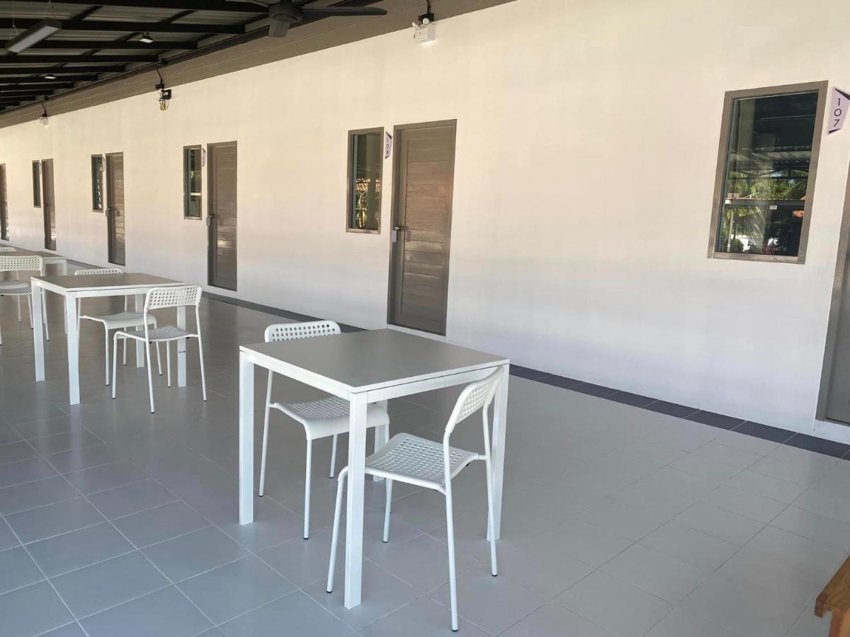Juni House Chumphon Acomodação com café da manhã Exterior foto