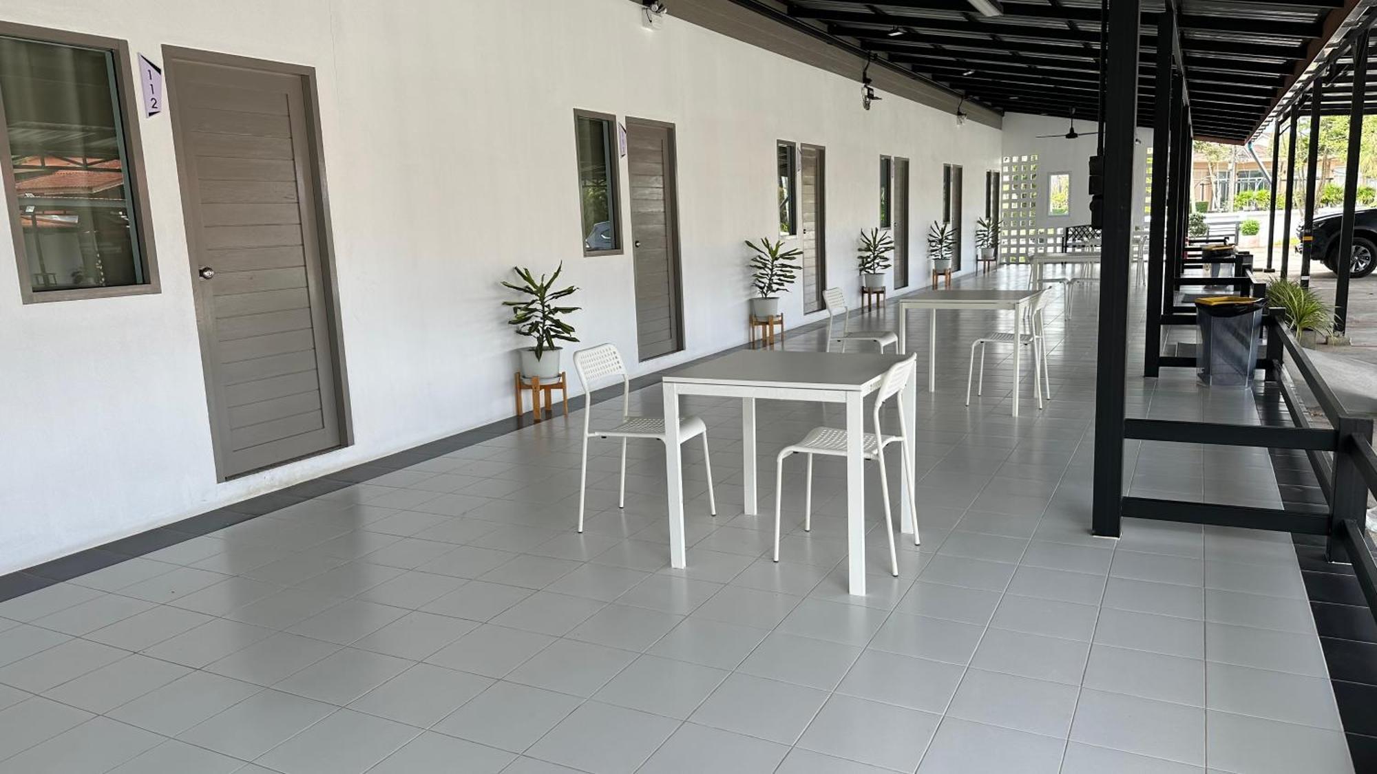 Juni House Chumphon Acomodação com café da manhã Exterior foto